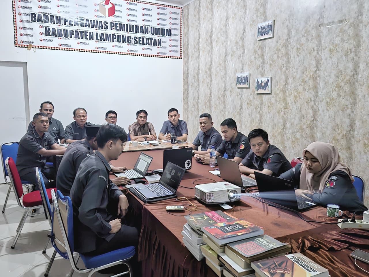 Rapat Pembahasan Evaluasi atas Pelaporan Pertanggungjawaban Penggunaan Anggaran Dana Hibah Pilkada pada Bawaslu Kabupaten Lampung Selatan