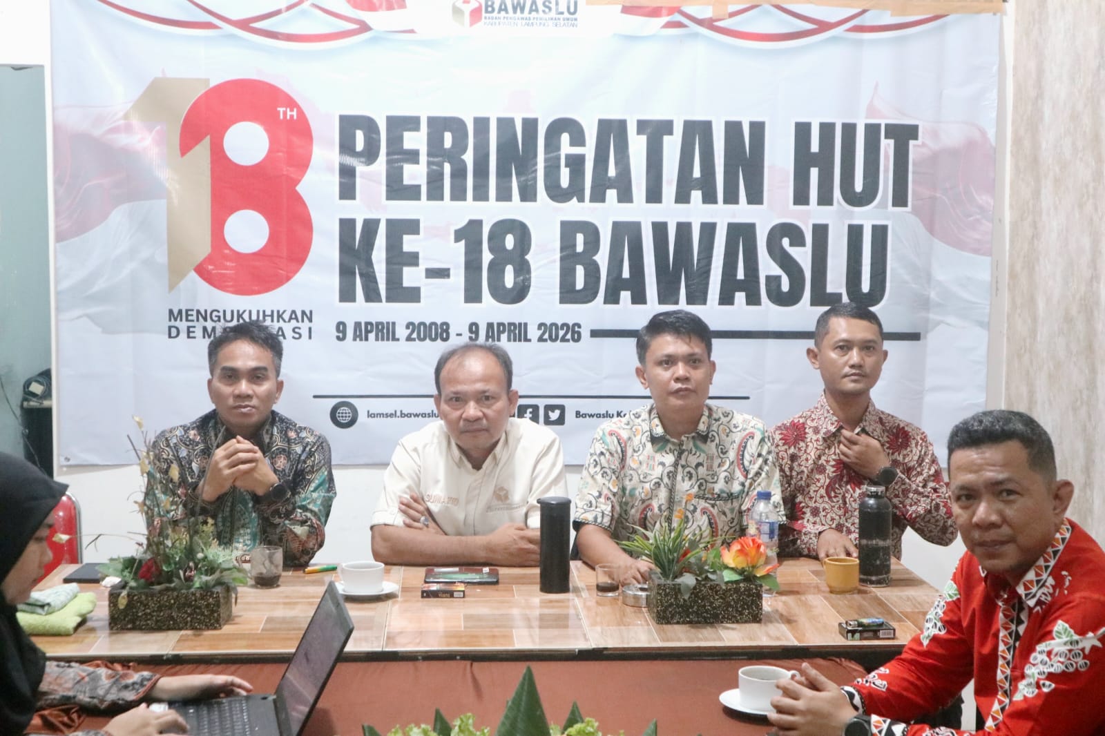 mendengarkan arahan ketua Bawaslu RI