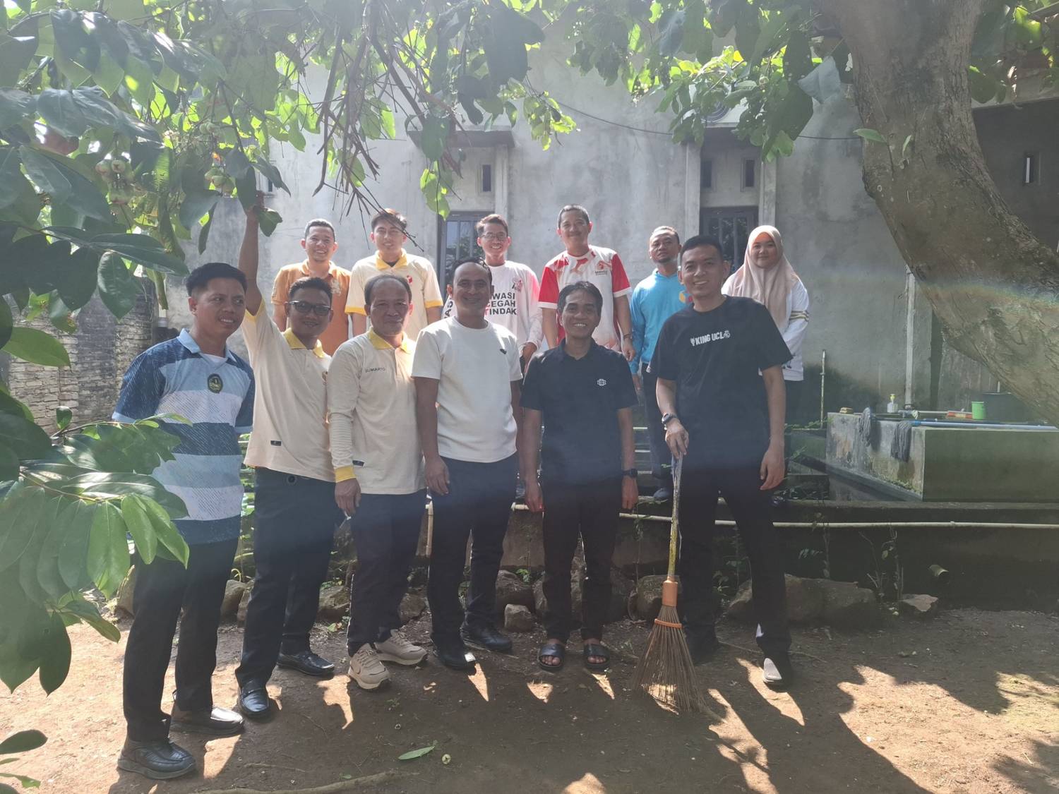 bersih bersih kantor