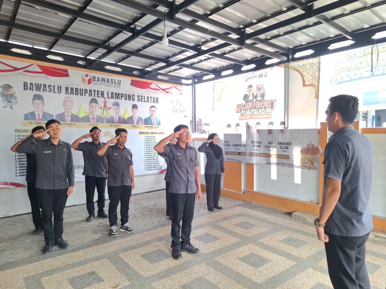 Bawaslu Lampung Selatan Laksanakan Apel Pagi, Perkuat Disiplin dan Soliditas Jajaran