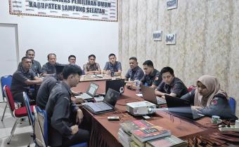 Rapat Pembahasan Evaluasi atas Pelaporan Pertanggungjawaban Penggunaan Anggaran Dana Hibah Pilkada pada Bawaslu Kabupaten Lampung Selatan
