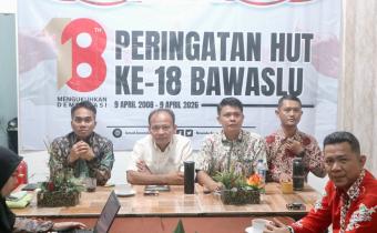 mendengarkan arahan ketua Bawaslu RI